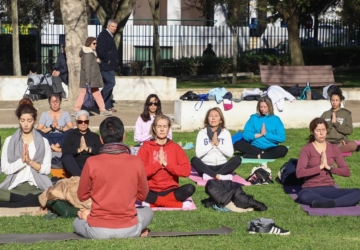 Vem aí uma aula de ioga gratuita no Jardim da Nova SBE