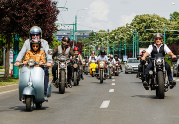 Cascais recebe desfile solidário de centenas de motas clássicas com homens de fatos