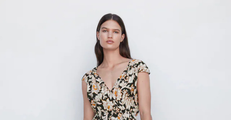 Vestido às flores com decote cruzado (6,99€)