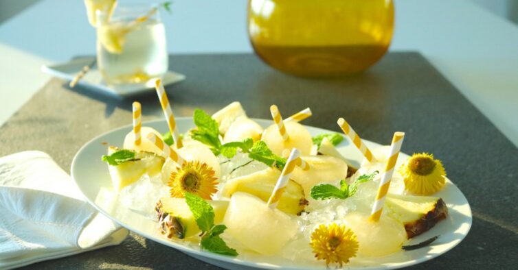 Aprenda a fazer estes refrescos gelados de ananás e chá verde que vão salvar os dias de calor