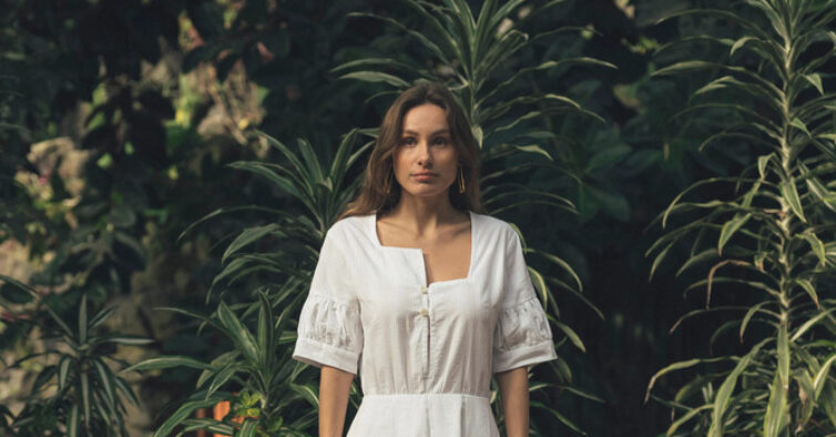 O vestido português mais bonito do verão tem decote assimétrico e está em promoção